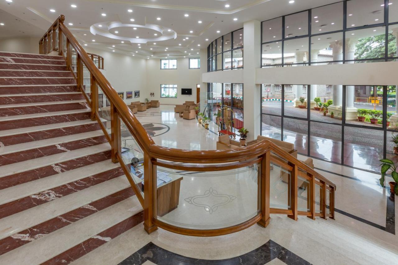 Kstdc Kumarakrupa Hotel Bangalore Extérieur photo