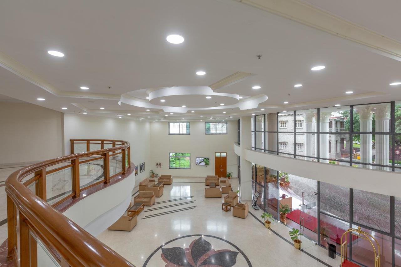 Kstdc Kumarakrupa Hotel Bangalore Extérieur photo