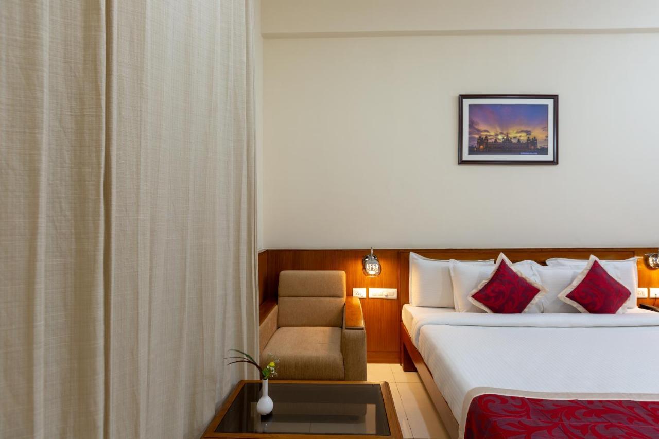 Kstdc Kumarakrupa Hotel Bangalore Extérieur photo