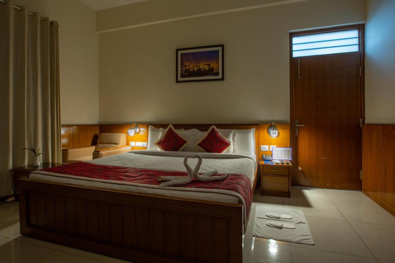 Kstdc Kumarakrupa Hotel Bangalore Extérieur photo