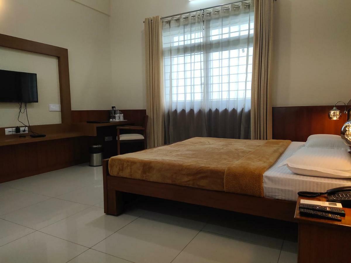 Kstdc Kumarakrupa Hotel Bangalore Extérieur photo
